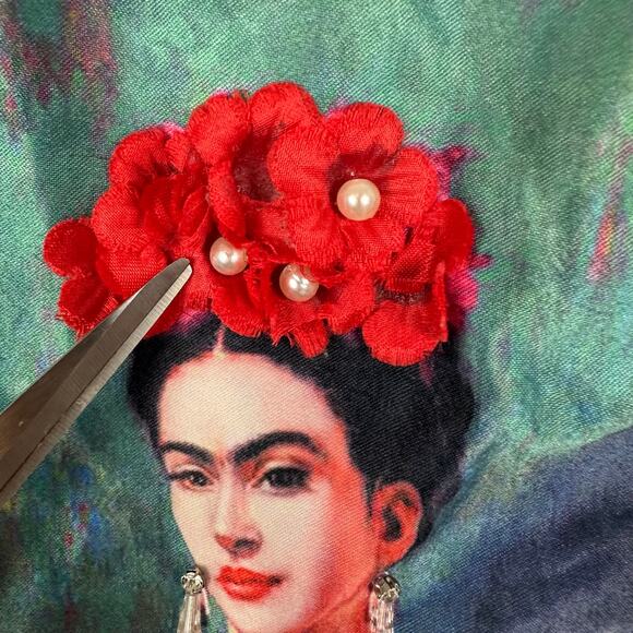 Classic Blue Jeans Womens Frida Kahlo Print Ruffle Short Sleeve White Top Small - Picture 8 of 9